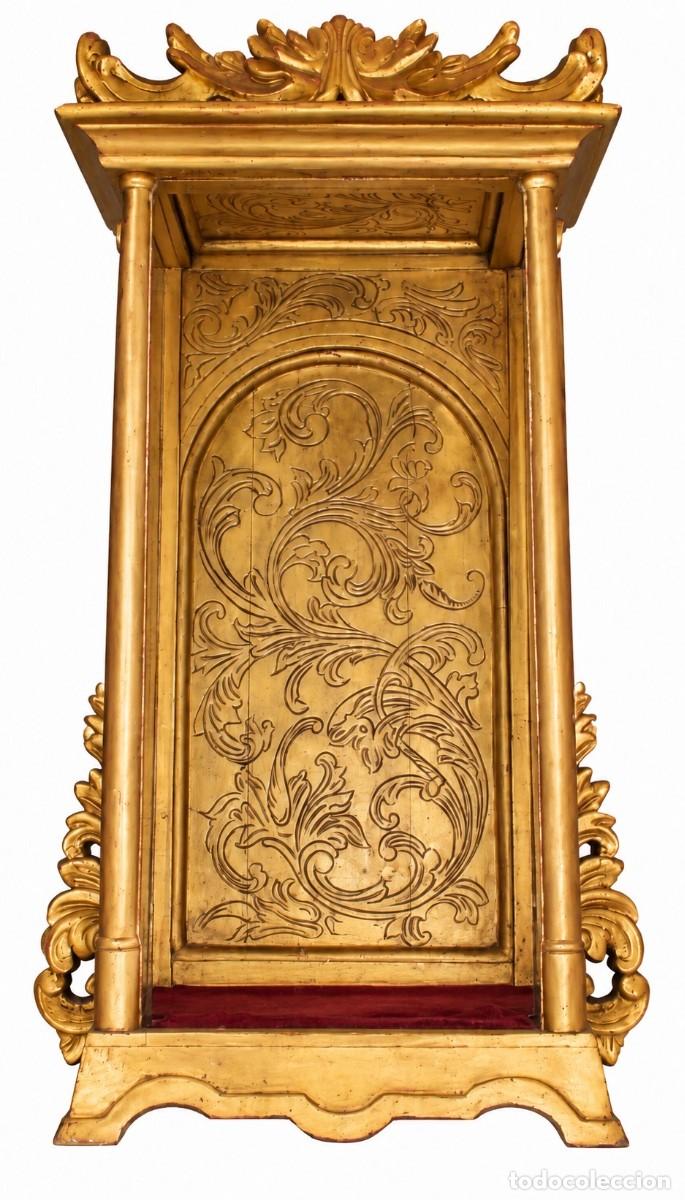 Antiques: Capilla vitrina devocional &middot; Madera tallada y dorada &middot; Copete barroco &middot; ca. 1880&ndash;1900