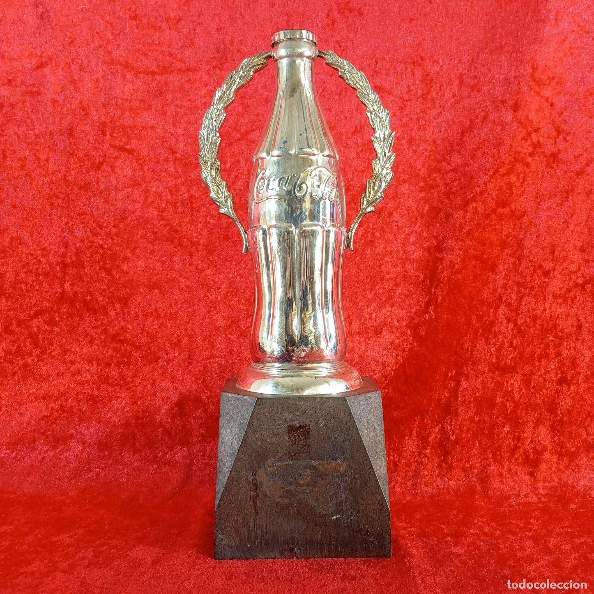 Antig&uuml;edades: ANTIGUO TROFEO PUBLICITARIO DE COCA COLA - METAL PLATEADO Y BASE DE MADERA - 1970 - 29,5 CM DE ALTO