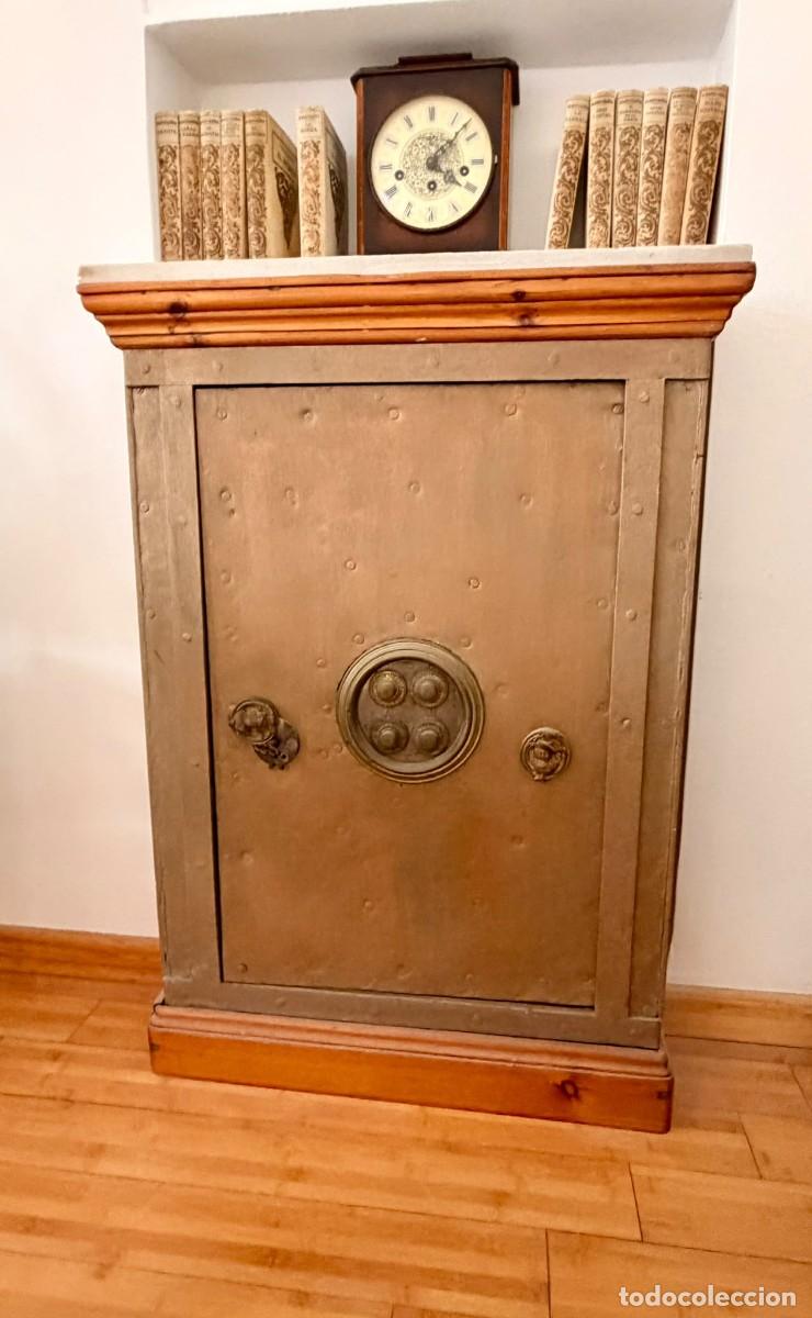 Antig&uuml;edades: Caja fuerte antigua en perfecto estado