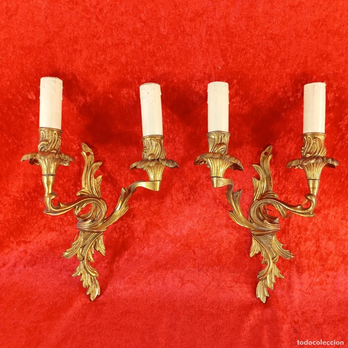 Antig&uuml;edades: ANTIGUA PAREJA DE APLIQUES DE PARED - LAT&Oacute;N DORADO - ESTILO ROCOC&Oacute; - SIGLO XX - 29 CM DE LARGO