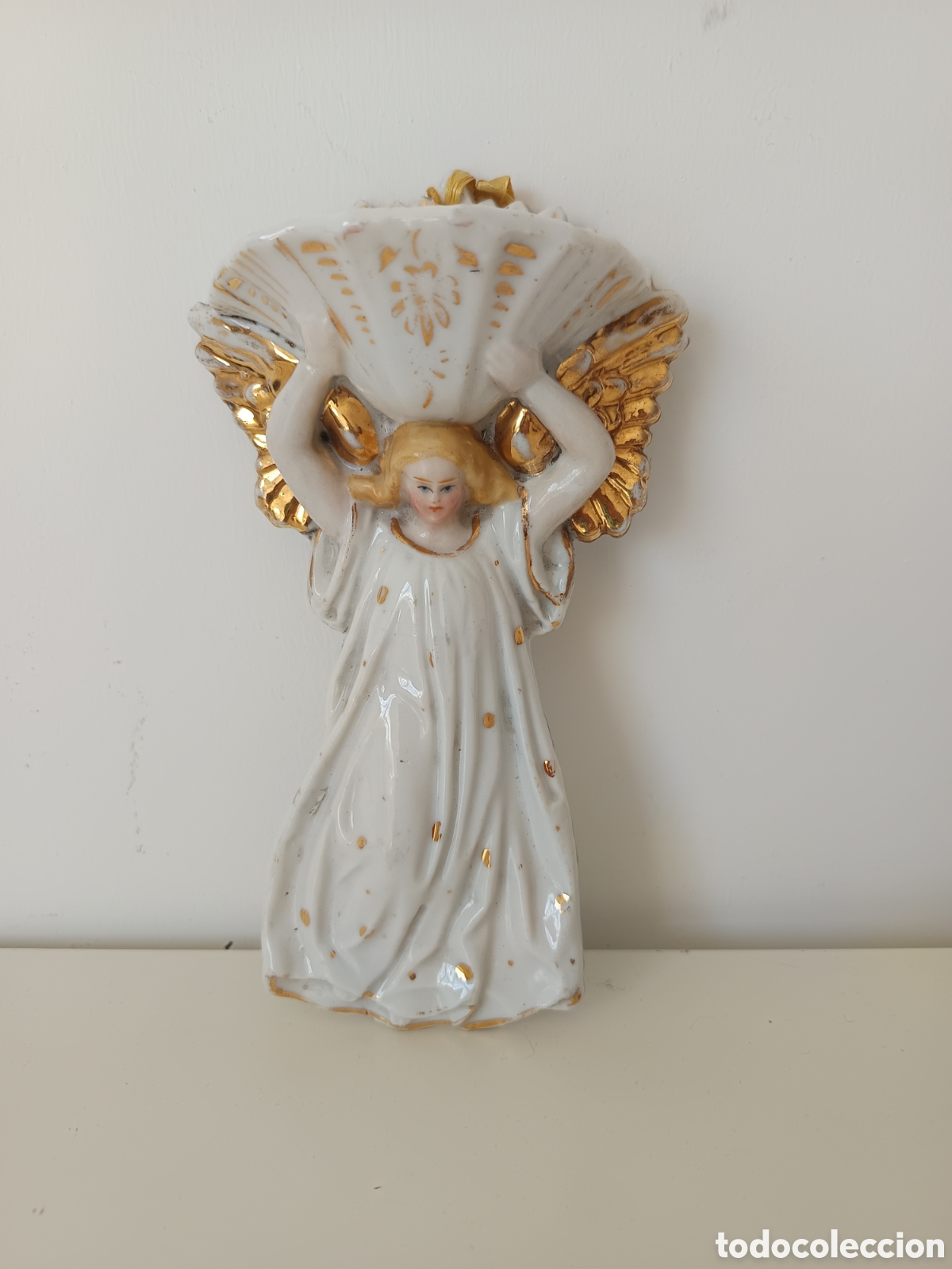 Antig&uuml;edades: Antigua benditera isabelina de porcelana alemana &aacute;ngel sosteniendo una pila bendita