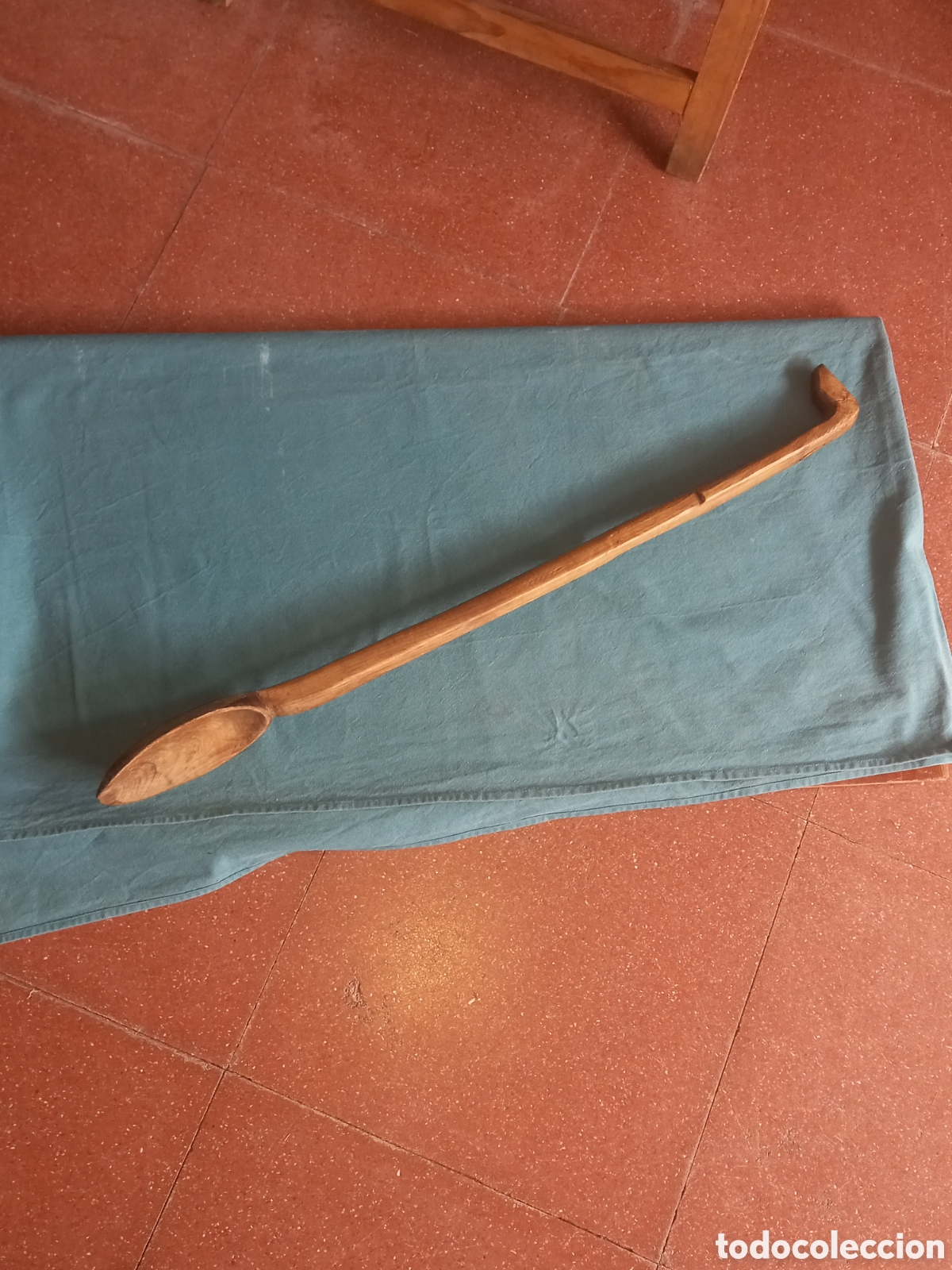 Antig&uuml;edades: Antiguo cuchar&oacute;n o cuchara de madera tallada en una sola pieza. Arte popular salmantino.