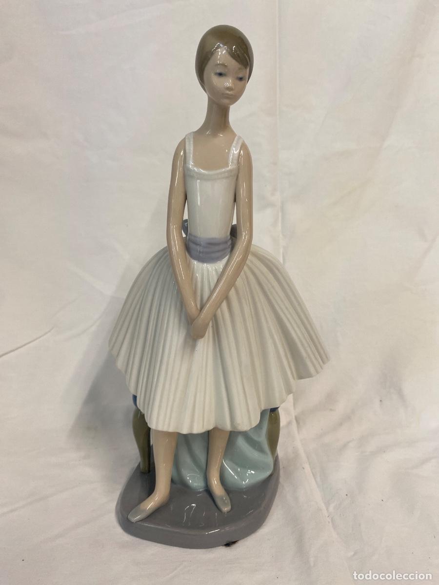 Antig&uuml;edades: BAILARINA EN PORCELANA DE NAO-LLADR&Oacute;.