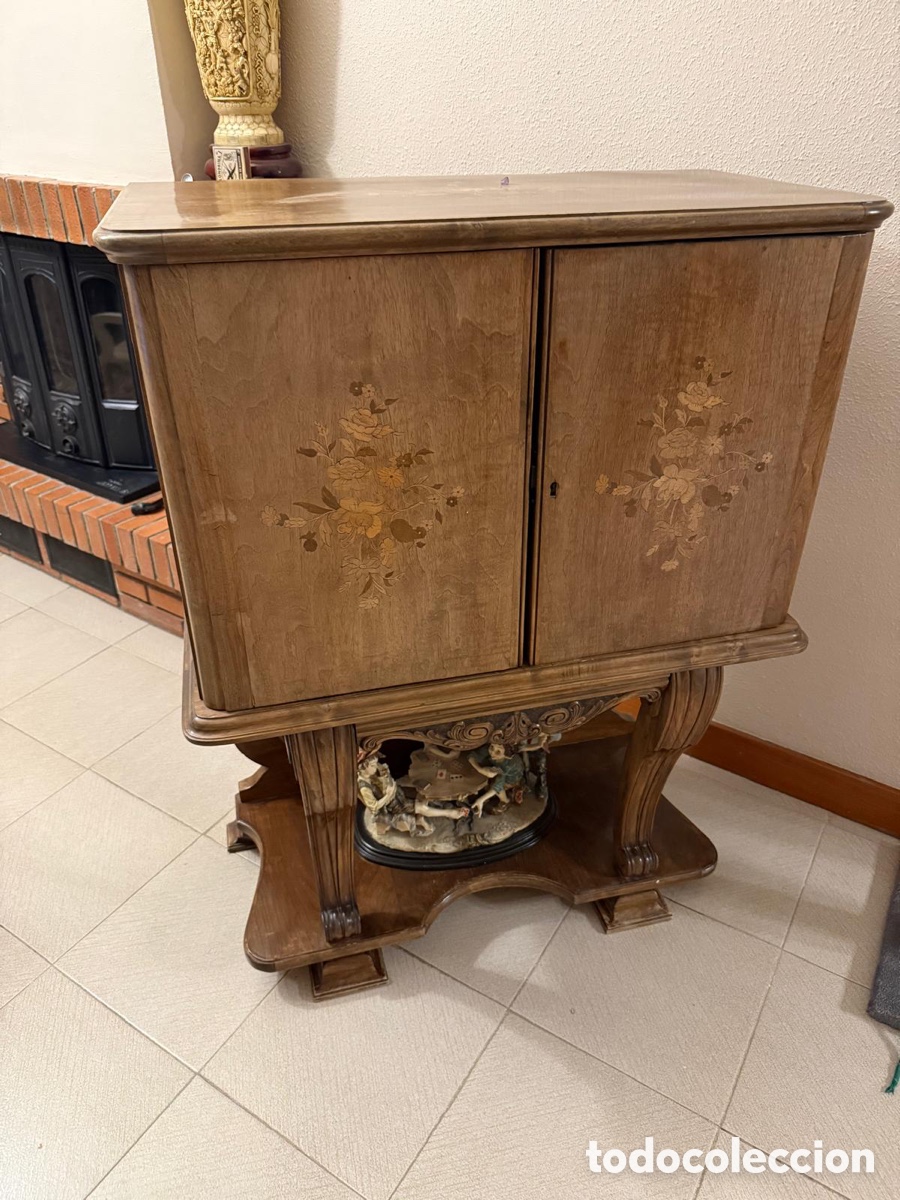 Antig&uuml;edades: Mueble bar antiguo de nogal con decoraci&oacute;n floral y patas talladas