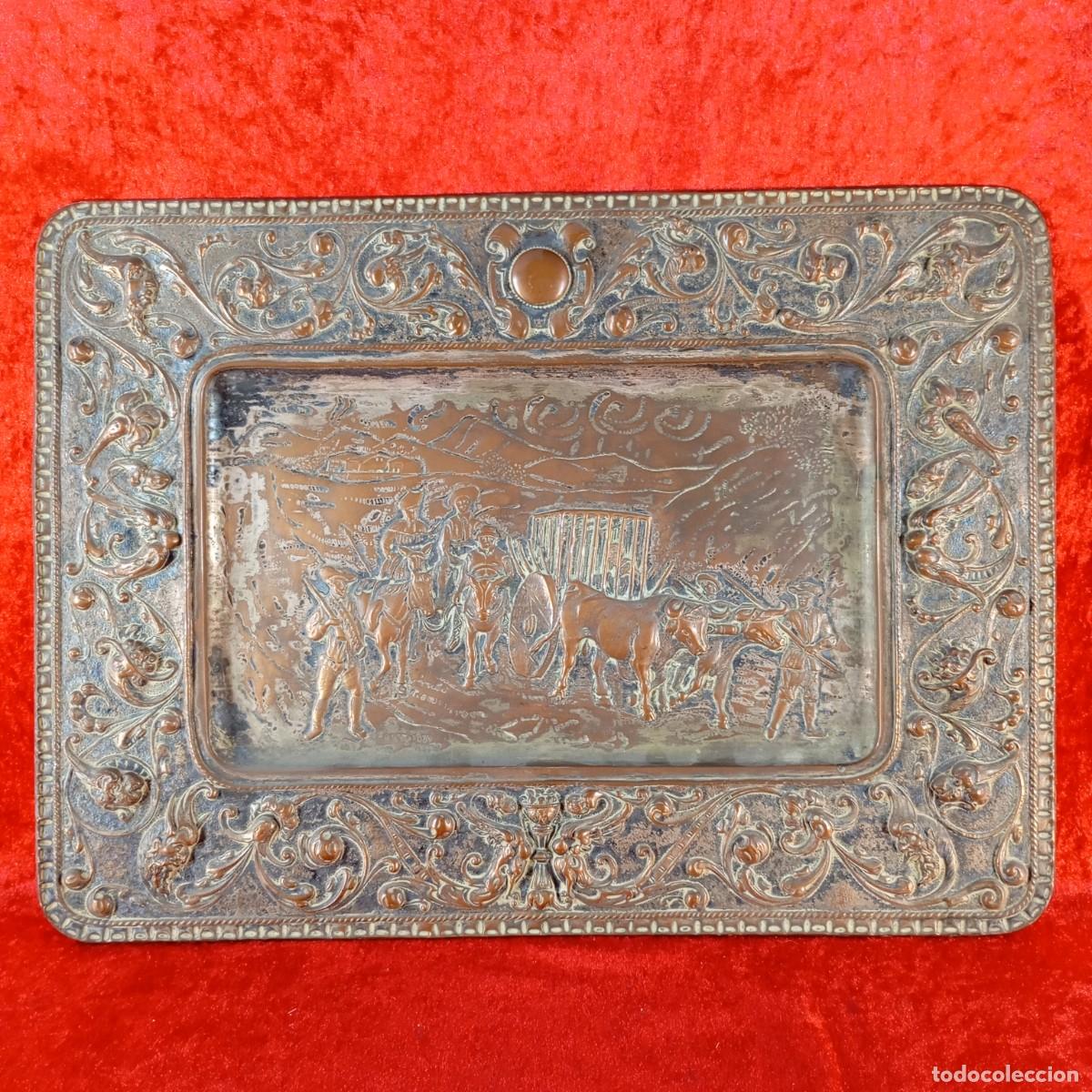 Antig&uuml;edades: BANDEJA DECORATIVA VINTAGE - ESCENA DE LAT&Oacute;N REPUJADO Y CINCELADO - SIGLO XIX - 36,5 X 46,5 CM