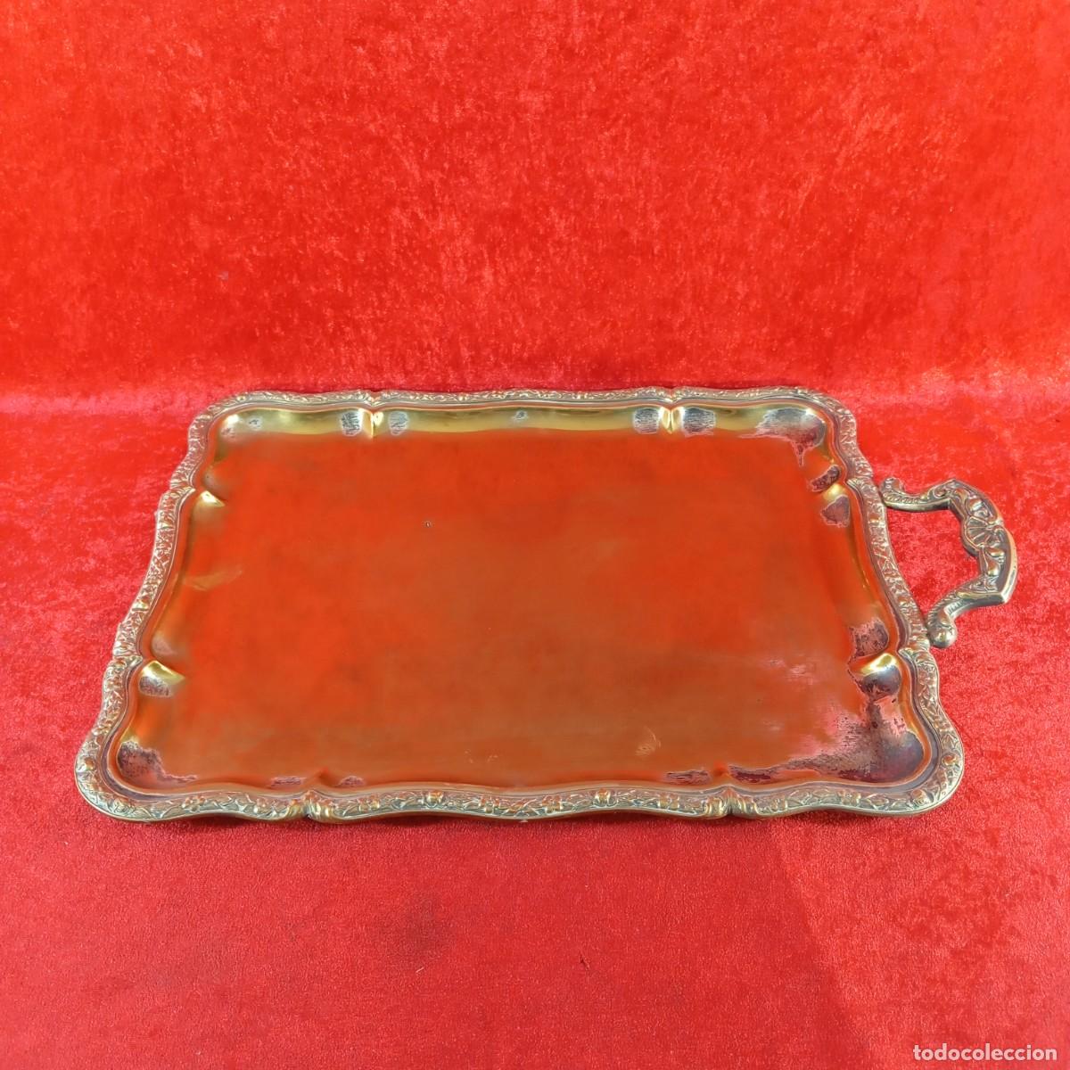 Antig&uuml;edades: BANDEJA MET&Aacute;LICA VINTAGE - LAT&Oacute;N REPUJADO CON ACABADO DORADO - SIGLO XX - 36,5 X 52,5 CM