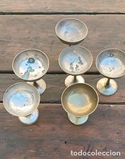 Antig&uuml;edades: Juego de 6 Copas / C&aacute;lices Antiguos de Lat&oacute;n y Metal Plateado (Vintage Cocteler&iacute;a)