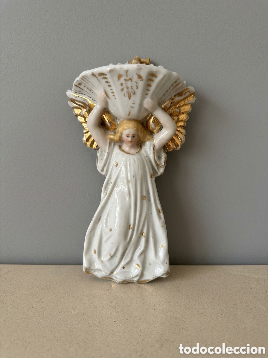 Antig&uuml;edades: Antigua benditera isabelina de porcelana alemana &aacute;ngel sosteniendo una pila bendita