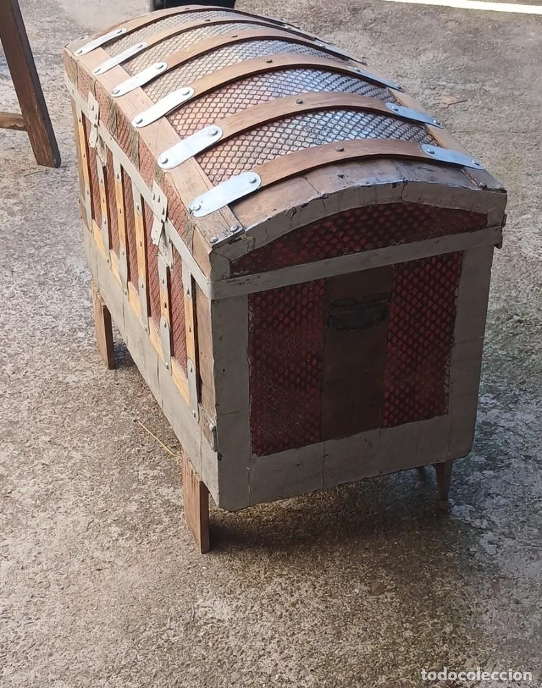 Antig&uuml;edades: Antiguo Ba&uacute;l / Arc&oacute;n Abombado de Viaje Estilo Steamer (S. XIX-XX)