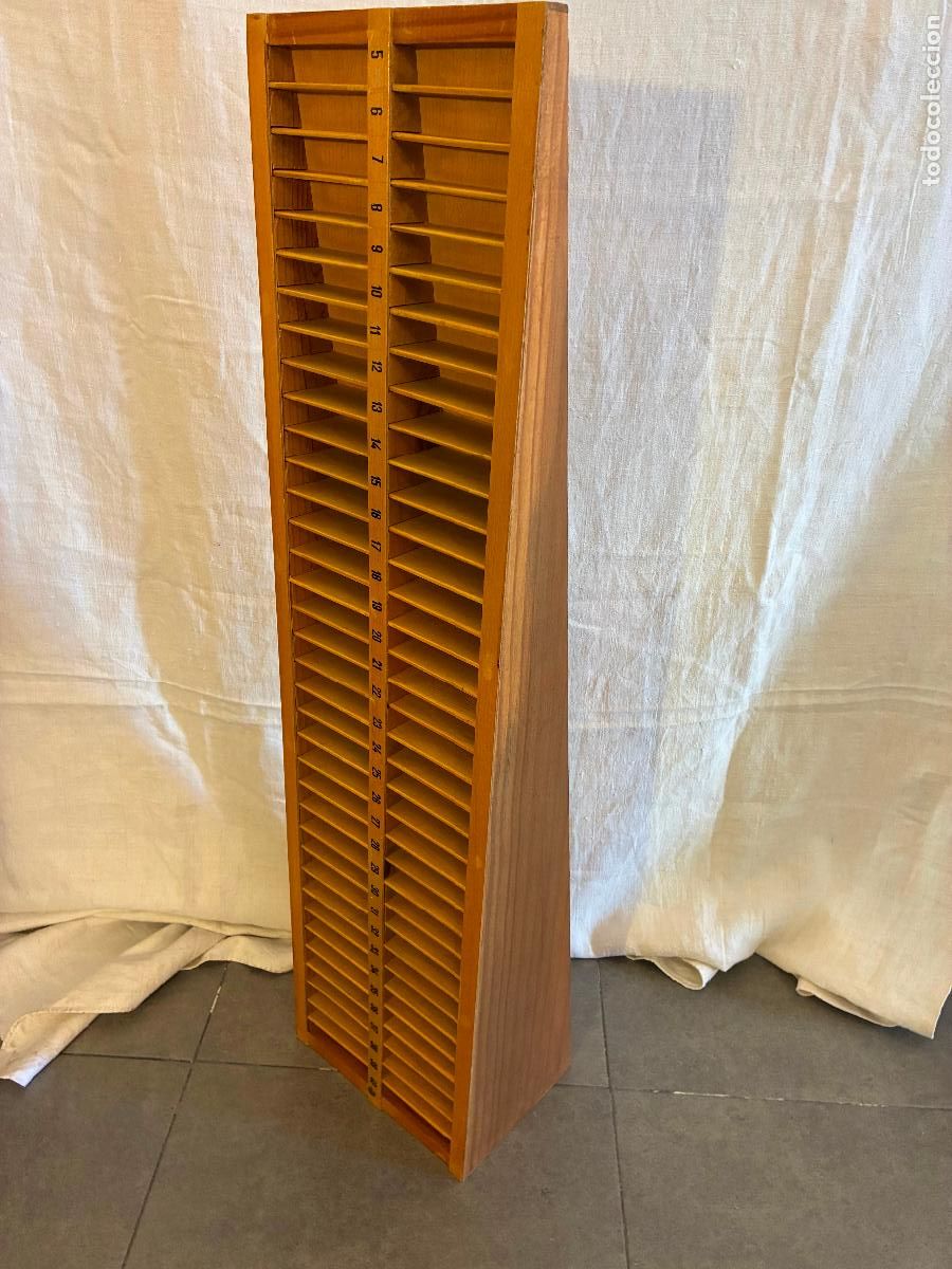 Antig&uuml;edades: Antiguo casillero organizador de imprenta a&ntilde;os 70 mide 98 x 25 x 3 x 8 casillas 10x2,8 cm madera
