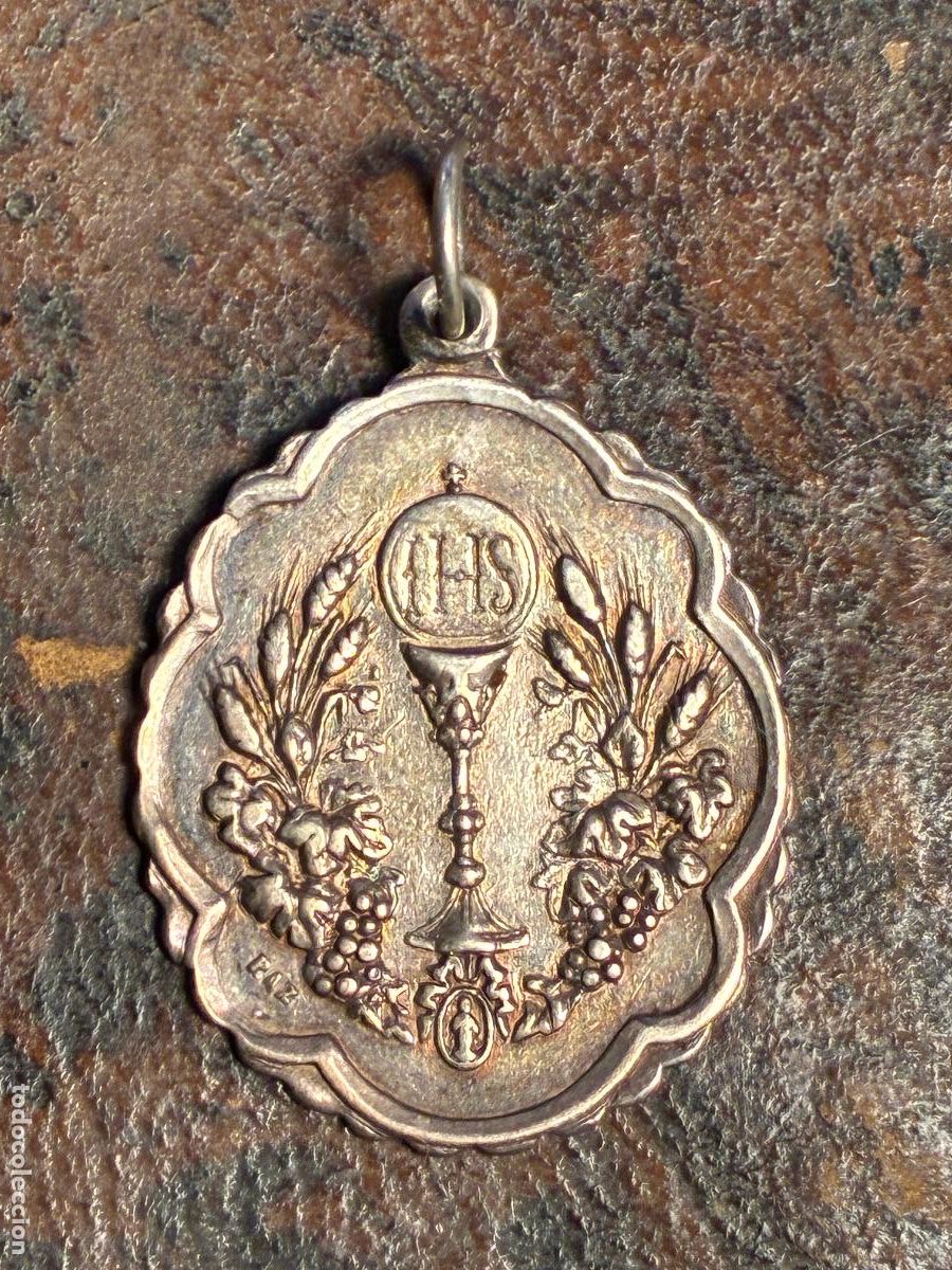 Antig&uuml;edades: medalla primera comunion marcada a&ntilde;o 1901 caliz y JHS desconozco si es de plata