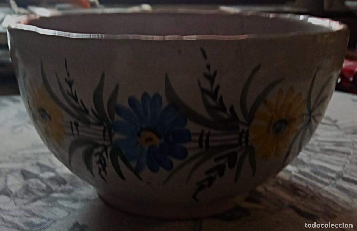 Antig&uuml;edades: Antiguo Bol / Cuenco Ensaladera de Cer&aacute;mica de Viana (Portugal) - Pintado a Mano - Flores - 18,5x10