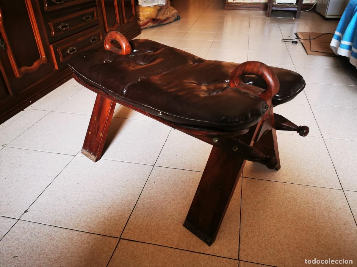 Antig&uuml;edades: Reposapi&eacute;s Camel stool