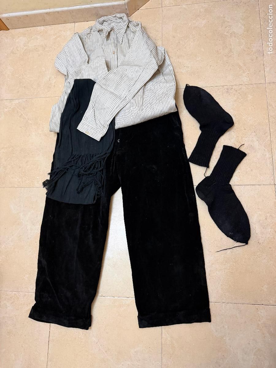 Antig&uuml;edades: Conjunto pantal&oacute;n aterciopelado camisa y calcetines indumentaria aragonesa
