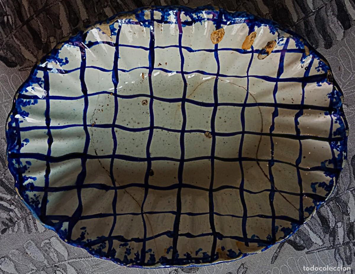 Antig&uuml;edades: Rara Travessa / Fuente Loza Porto-Gaia. Primera Fase Decoraci&oacute;n Cuadr&iacute;cula Azul. S. XIX