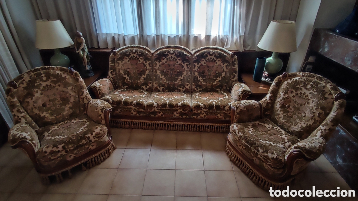 Antig&uuml;edades: Conjunto de sal&oacute;n de estilo cl&aacute;sico, de inspiraci&oacute;n isabelina, tapizado en terciopelo labrado