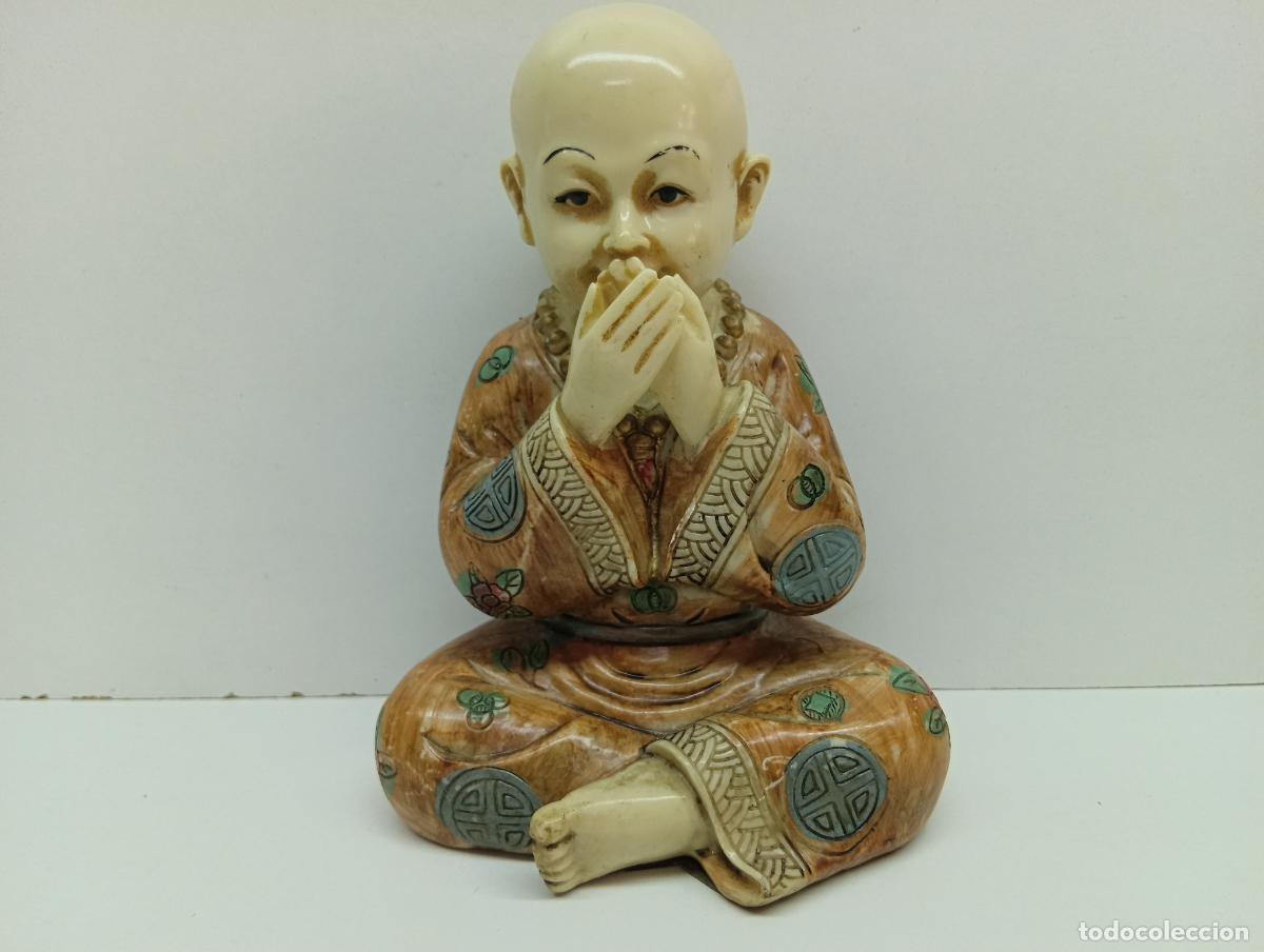 Antiques: Figura de Ni&ntilde;o Monje Budista Sabio &rdquo;No Hablar el Mal&rdquo; - Resina Policromada - 15 cm