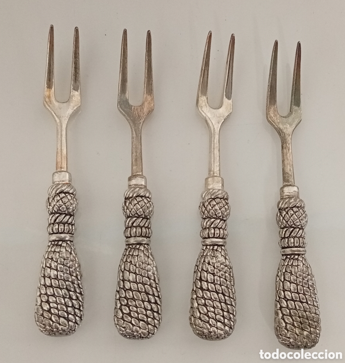 Antig&uuml;edades: .SET DE 4 TENEDORES DECORATIVOS
