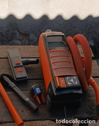 Antig&uuml;edades: Antiguo Aspirador Electrolux Naranja A&ntilde;os 70 con Accesorios (Vintage / Retro)