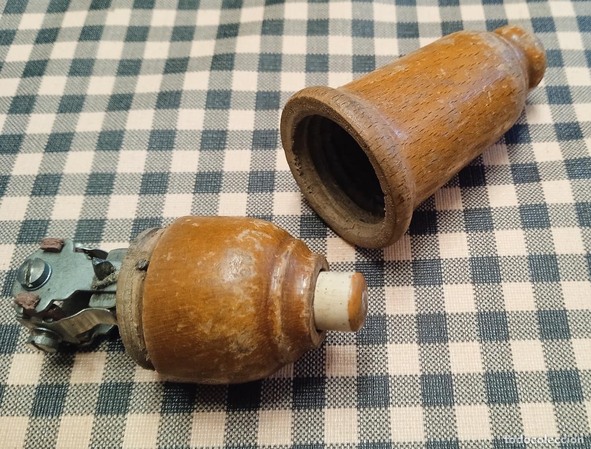Antig&uuml;edades: Antiguo interuptor forma pera en madera - Foto 2