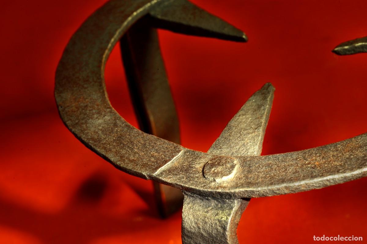 Antig&uuml;edades: Antigua Tr&eacute;bede Castellana de Forja-Hierro Soldado a la Calda y Remaches,Posible s.XVIII-XIX