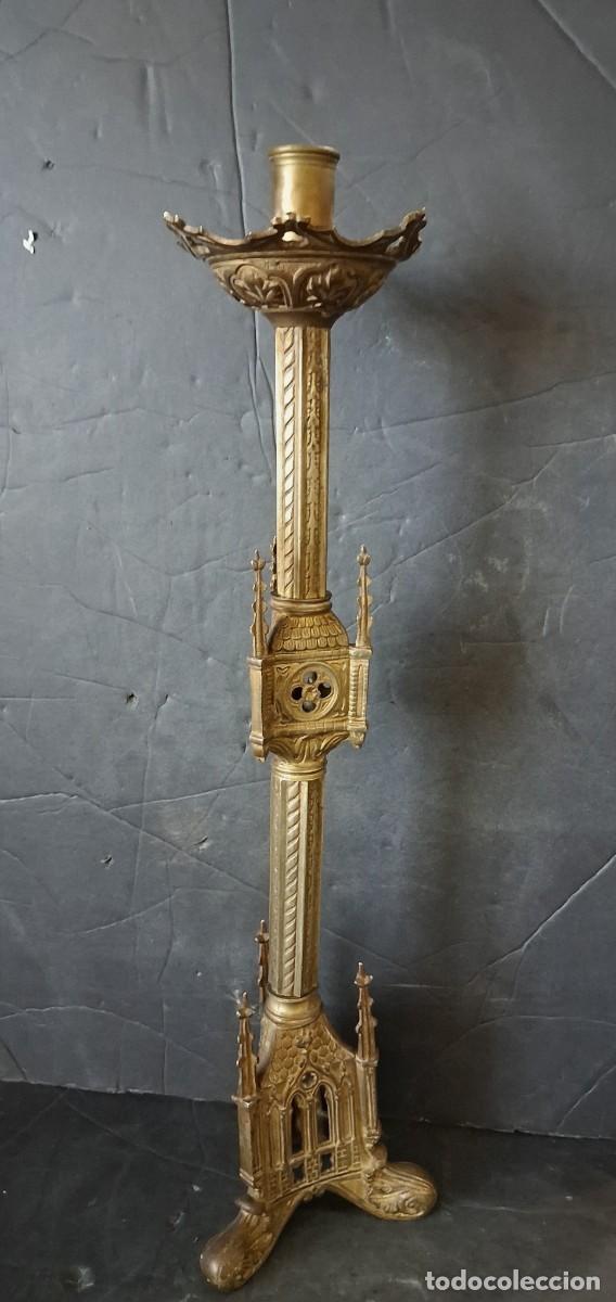Antig&uuml;edades: Candelero de estilo.neogotico Bronce dorado S.XIX