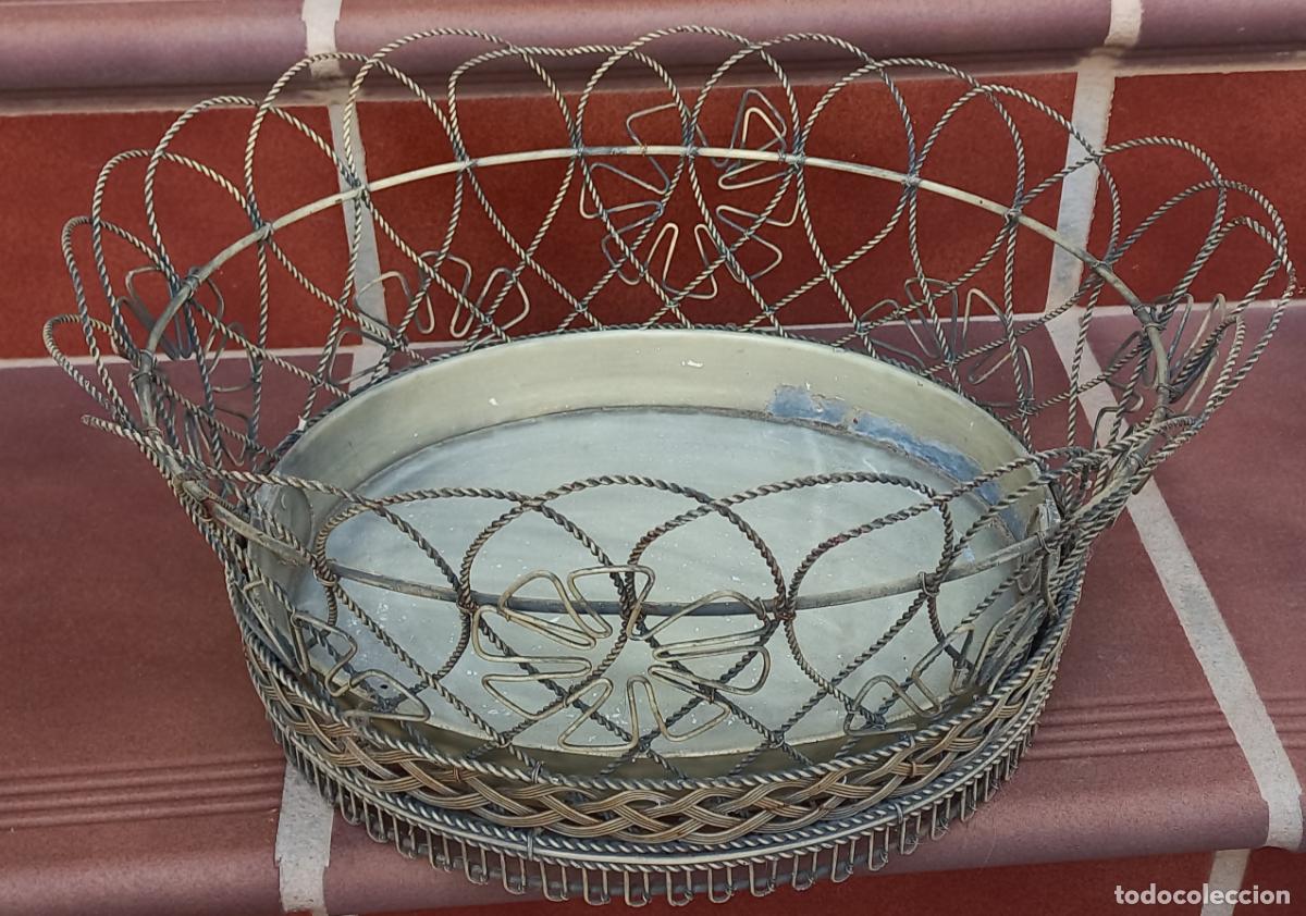 Antig&uuml;edades: Cesta, centro de mesa o frutero de alambre met&aacute;lico trenzado estilo Luffarsl&ouml;jd. Vintage.