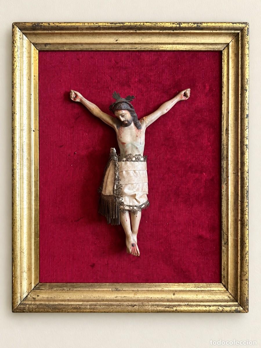 Antig&uuml;edades: CRISTO EN MADERA TALLADA CON MARCO DE MADERA DORADO, SIGLO XIX