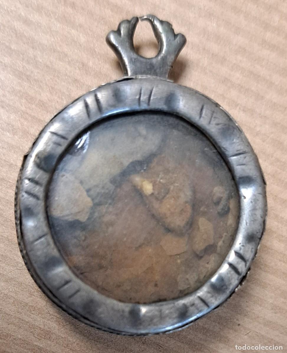Antiguidades: Relicario de plata a dos caras. Siglos XVIII-XIX