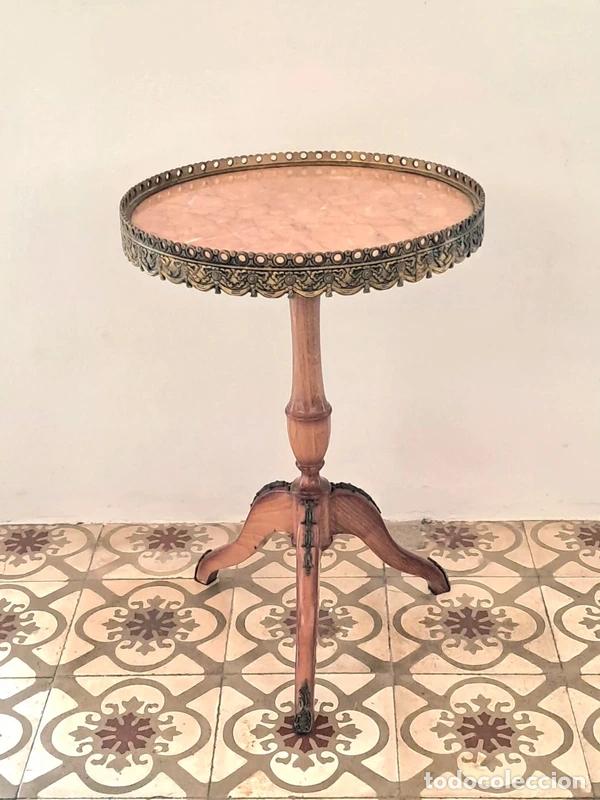 Antig&uuml;edades: Antigua mesita auxiliar / velador estilo franc&eacute;s con tablero de m&aacute;rmol rosa y galer&iacute;a de lat&oacute;n - 39