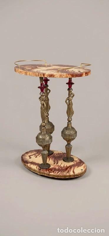 Antig&uuml;edades: Antigua mesita auxiliar / velador estilo Mid-Century con columnas de cari&aacute;tides en resina y detalles