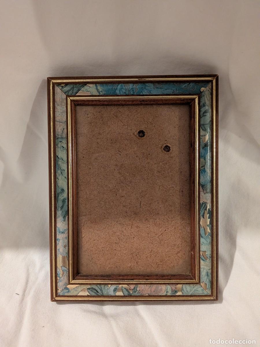 Antig&uuml;edades: Marco peque&ntilde;o para fotograf&iacute;a, madera con decoraci&oacute;n floral azul y dorada, con desgaste