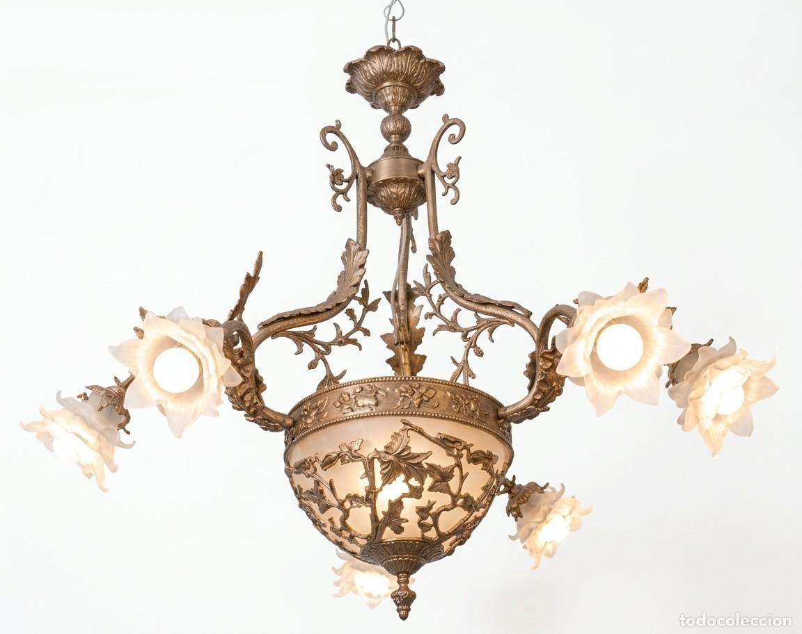 Antiquit&eacute;s: Gran l&aacute;mpara modernista de bronce y cristal opalino &middot; Seis brazos florales &middot; ca. 1900&ndash;1930