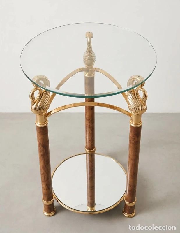 Antig&uuml;edades: Mesa auxiliar / velador vintage Hollywood Regency con cisnes en lat&oacute;n dorado y espejo - 41 x 61 cm