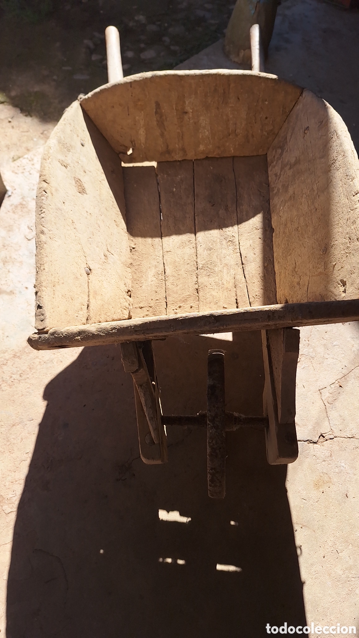 Antig&uuml;edades: Antigua carretilla de madera y hierro forjado Pieza r&uacute;stica original de labranza