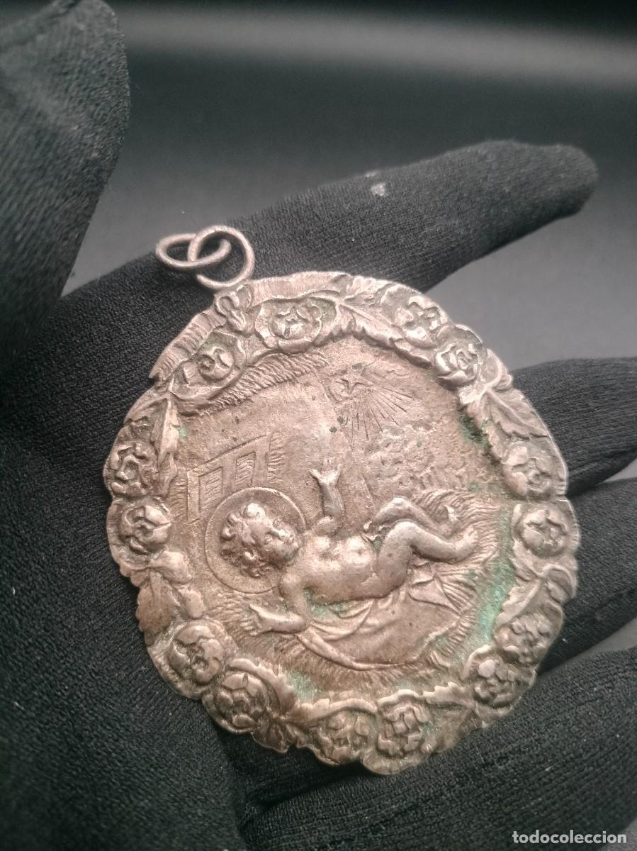 Antig&uuml;edades: Medalla plata repujada antigua - Foto 1