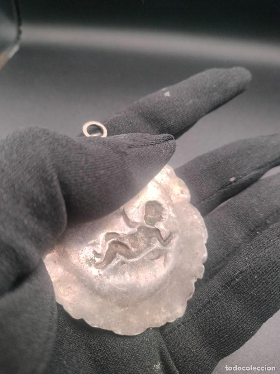 Antig&uuml;edades: Medalla plata repujada antigua - Foto 2