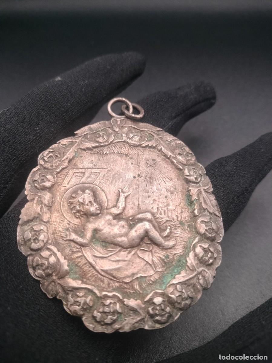 Antig&uuml;edades: Medalla plata repujada antigua - Foto 3