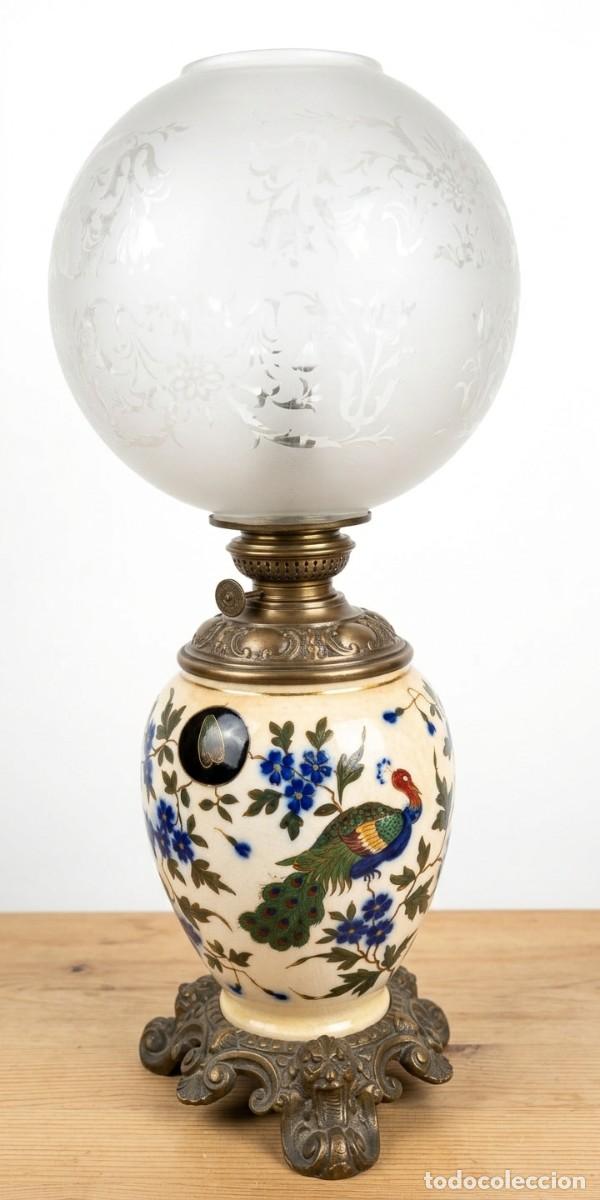Antig&uuml;edades: Quinqu&eacute; Antiguo de Porcelana con Pavo Real y Globo Floral &middot; Electrificado &middot; ca. 1880&ndash;1900