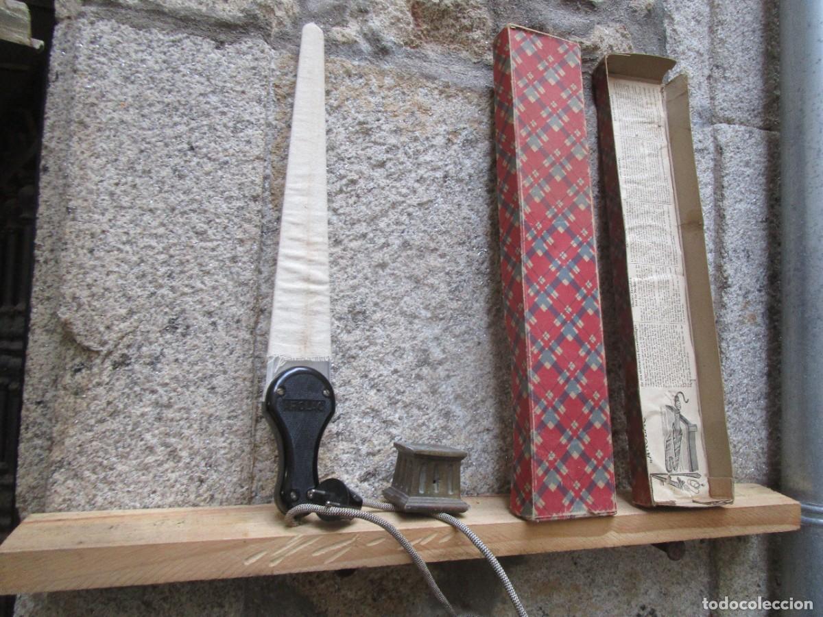Antig&uuml;edades: Antigua plancha el&eacute;ctrica para corbatas marca AROLAC - con su caja e instrucciones, 220voltios 54cm.