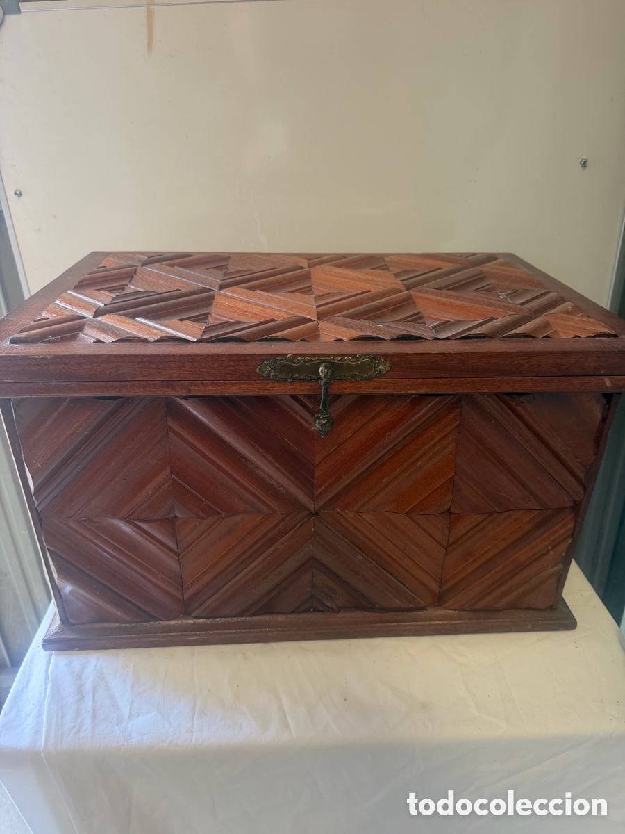 Antiques: Arc&oacute;n de Madera con Decoraci&oacute;n Geom&eacute;trica