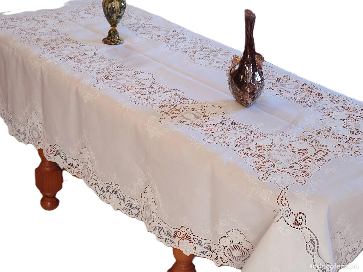 Antig&uuml;edades: Gran mantel confeccionado en hilo de lino, encajes y bordados. Pps. S. XX. Mide 280 x 160 cm.