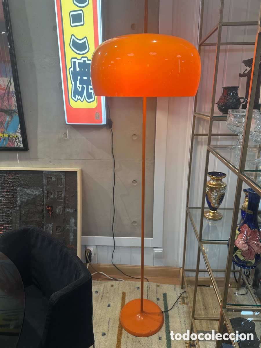 Antig&uuml;edades: L&aacute;mpara de Pie Vintage &rdquo;Space Age&rdquo; (A&ntilde;os 60/70) &ndash; Acr&iacute;lico Naranja & Metal