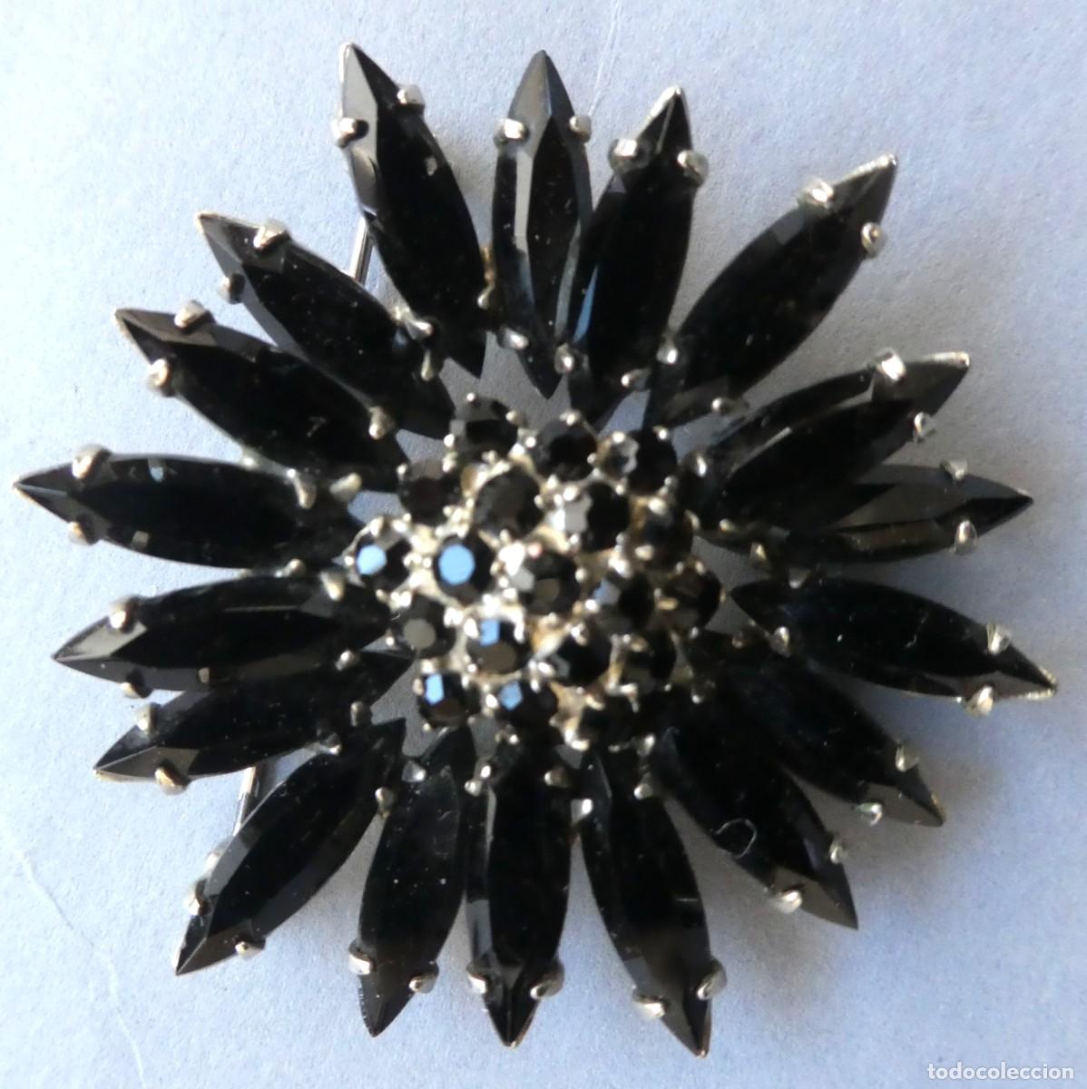 Antig&uuml;edades: ANTIGUO BROCHE MET&Aacute;LICO Y PIEDRITAS DE VIDRIO MEDIADOS S.XX