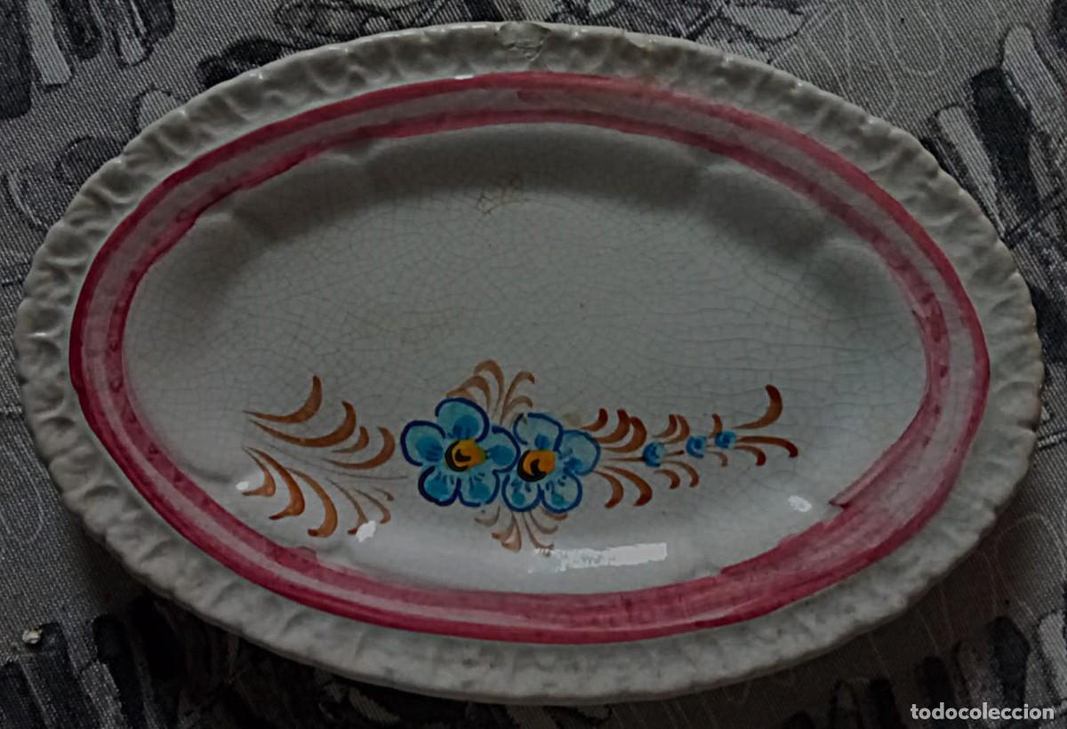 Antig&uuml;edades: Plato ovalado &rdquo;rabanera&rdquo; de loza de Sarreguemines con decoraci&oacute;n floral, hacia 1875-1900.