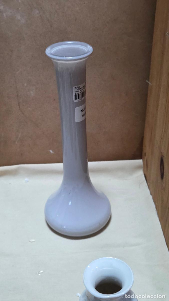 Antiguidades: florero de cristal opalino