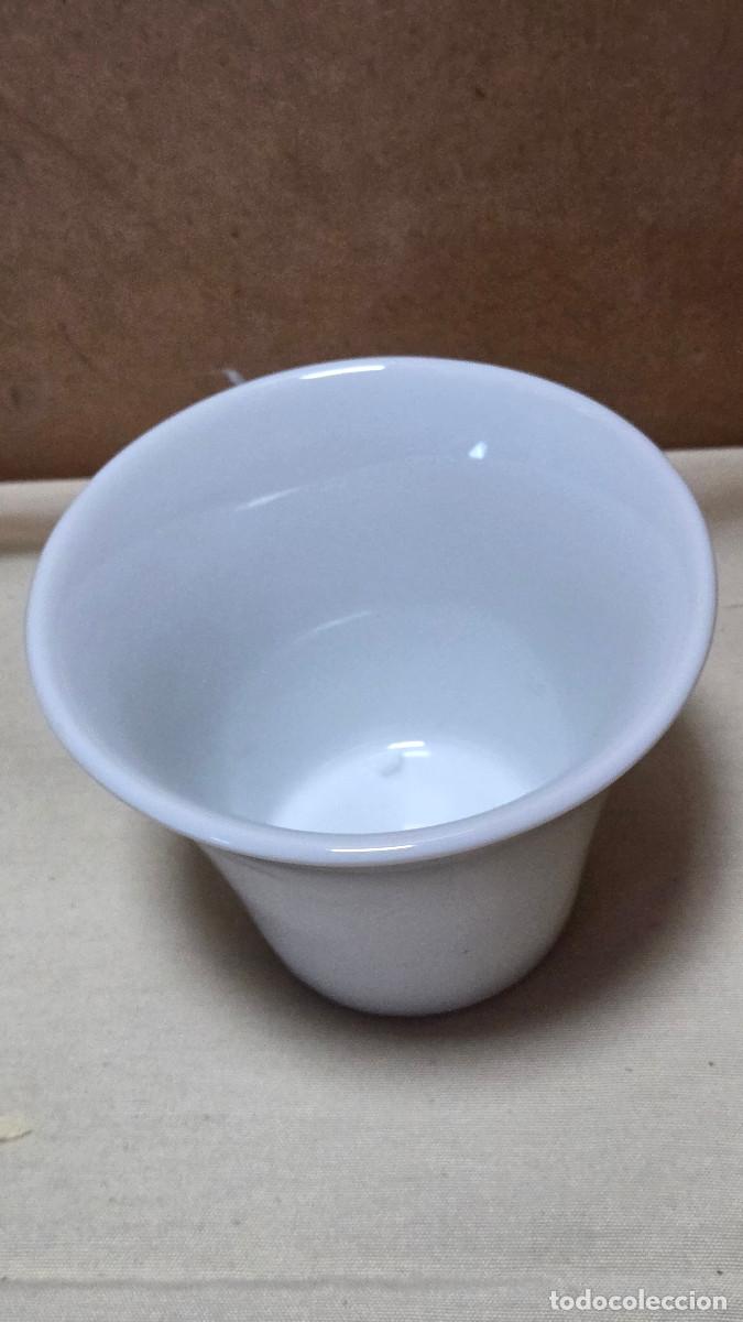 Antig&uuml;edades: vasos de ceramica blanca - Foto 2