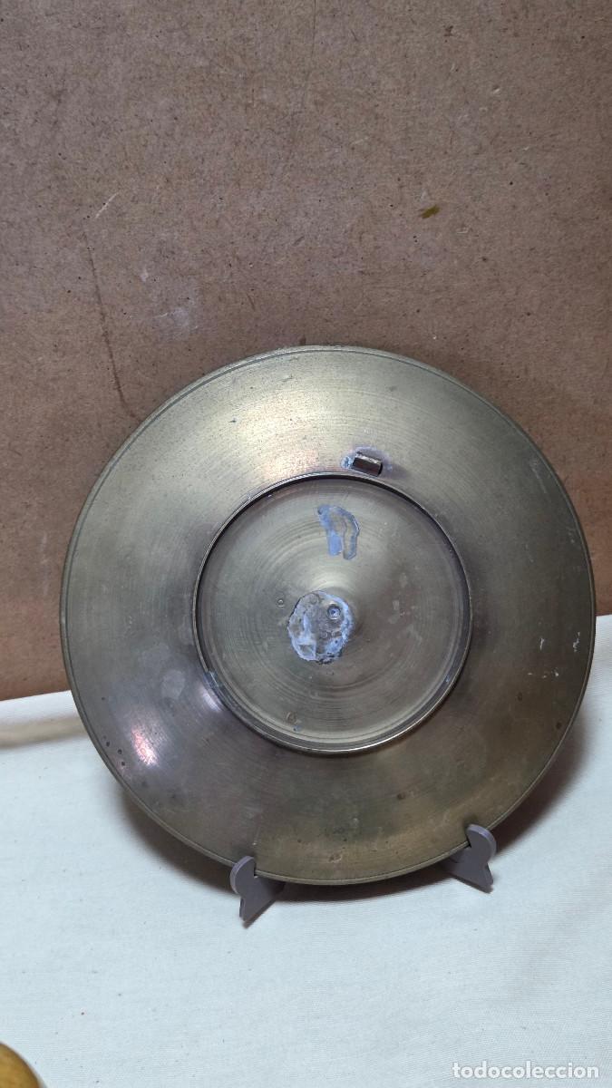 Antig&uuml;edades: plato de metal repujado - Foto 3
