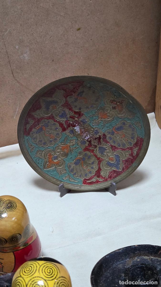 Antig&uuml;edades: plato de metal repujado - Foto 1