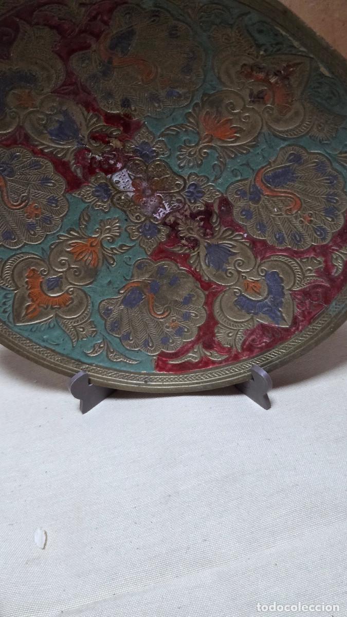 Antig&uuml;edades: plato de metal repujado - Foto 3